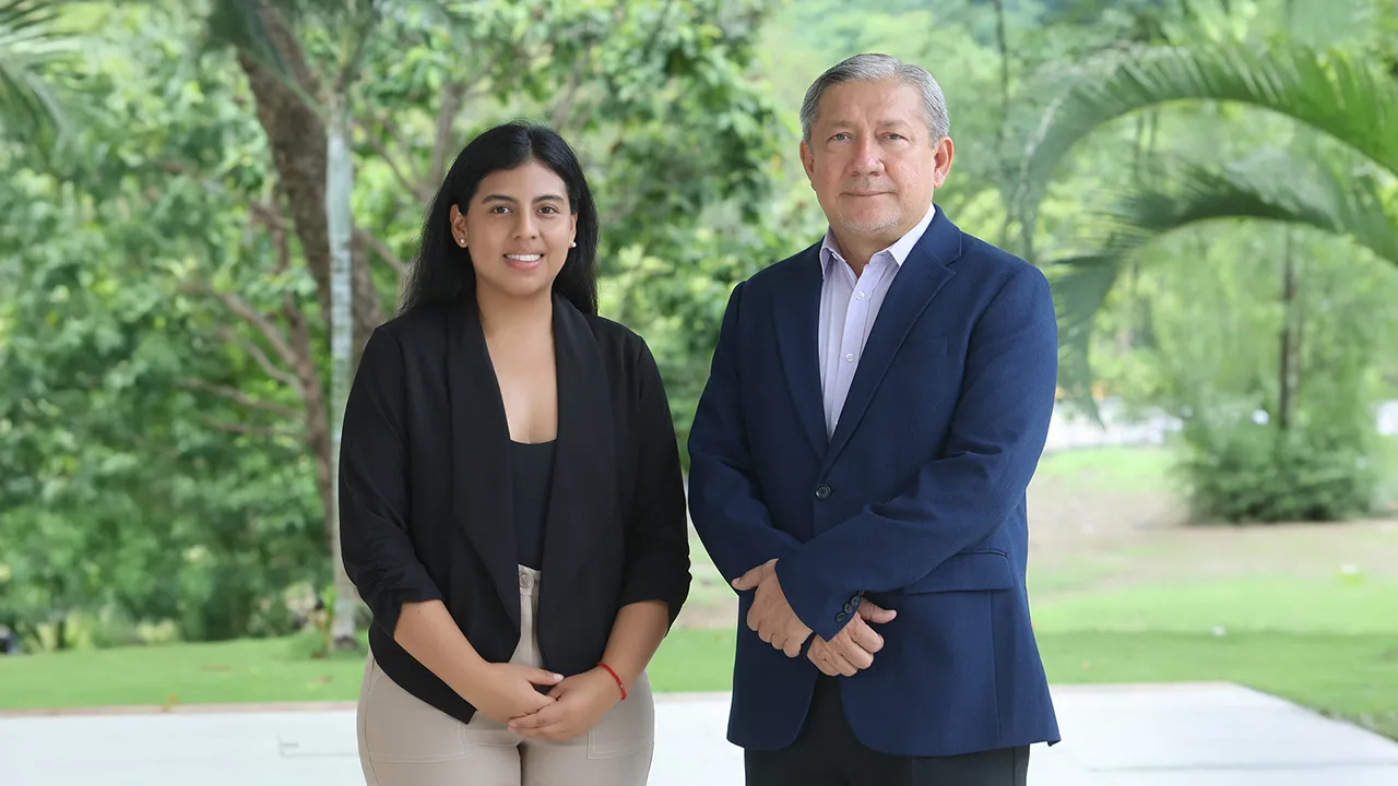 Emily Sánchez y Paúl Carrión del CIPAT-ESPOL.