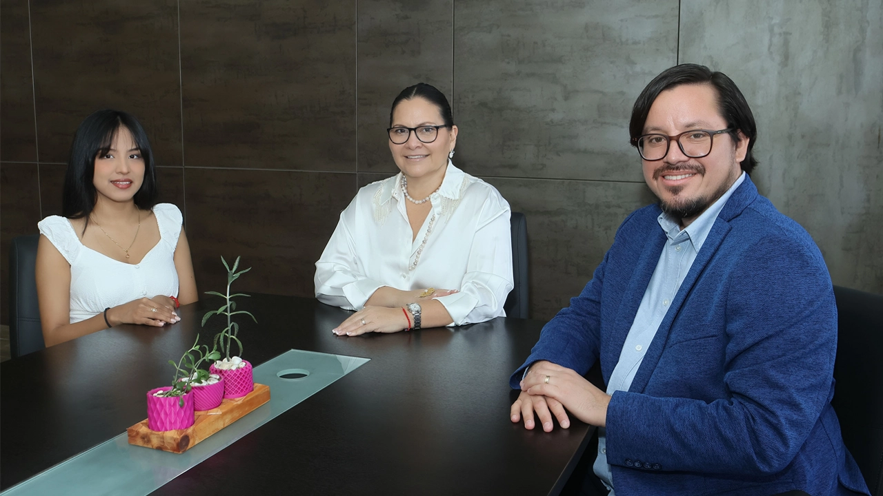 Isabel Chuizaca junto a la rectora y el profesor Andrés Velasteguí